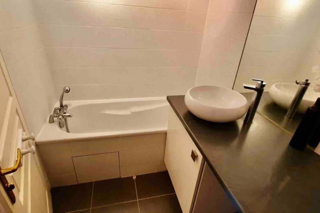 Tichnich Appartement - 2 Bedrooms - 1 Min Away From Train Station Annemasse Exterior foto